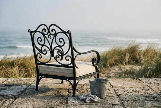 Fauteuil en fer forgé sur une terrasse de pierre face à l'océan