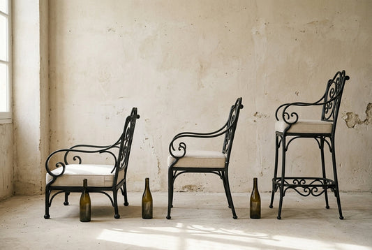 Trois fauteuils en fer forgé alignés de profil : assise basse de salon, hauteur standard et hauteur bar