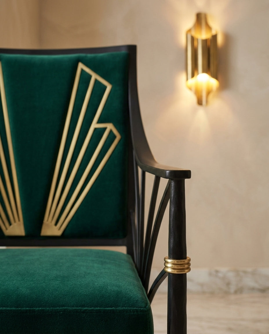 Détail du motif en éventail en laiton du fauteuil Art Déco — Mon Siège Personnalisé