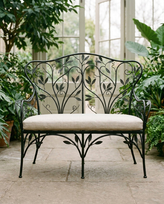 Canapé 2 places Botanica en fer forgé noir aux feuillages, coussin lin écru — Mon Siège Personnalisé