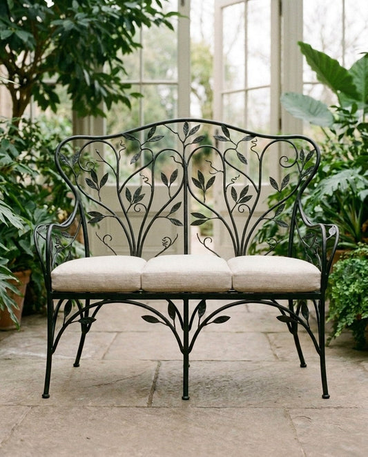 Canapé 3 places Botanica en fer forgé végétal, feuillages et rinceaux forgés à la main, coussins lin écru — Mon Siège Personnalisé
