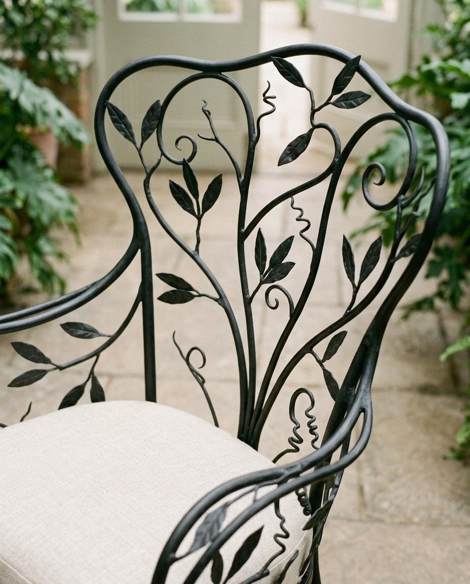 Détail des feuilles et vrilles forgées à la main du fauteuil Botanica — Mon Siège Personnalisé