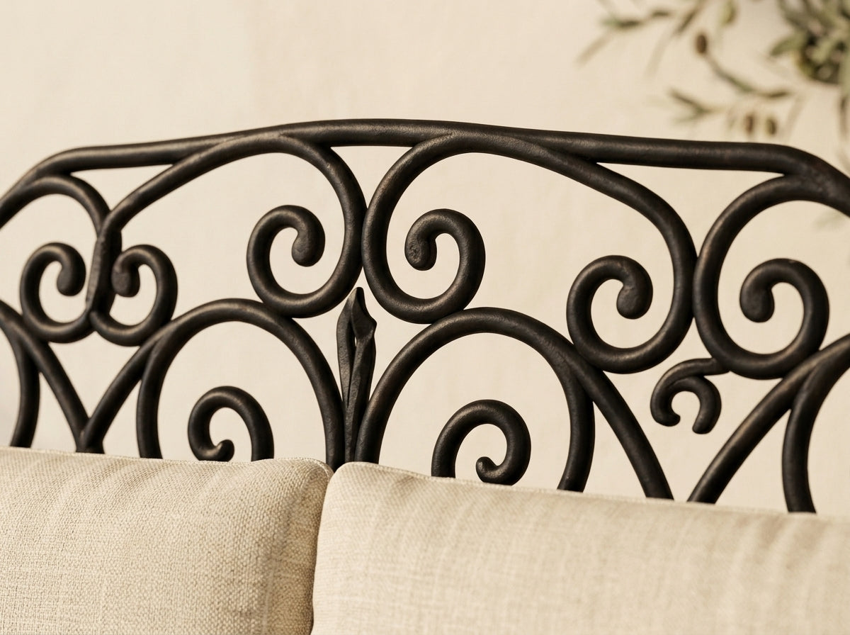 Détail des volutes en fer forgé du canapé 2 places — Mon Siège Personnalisé