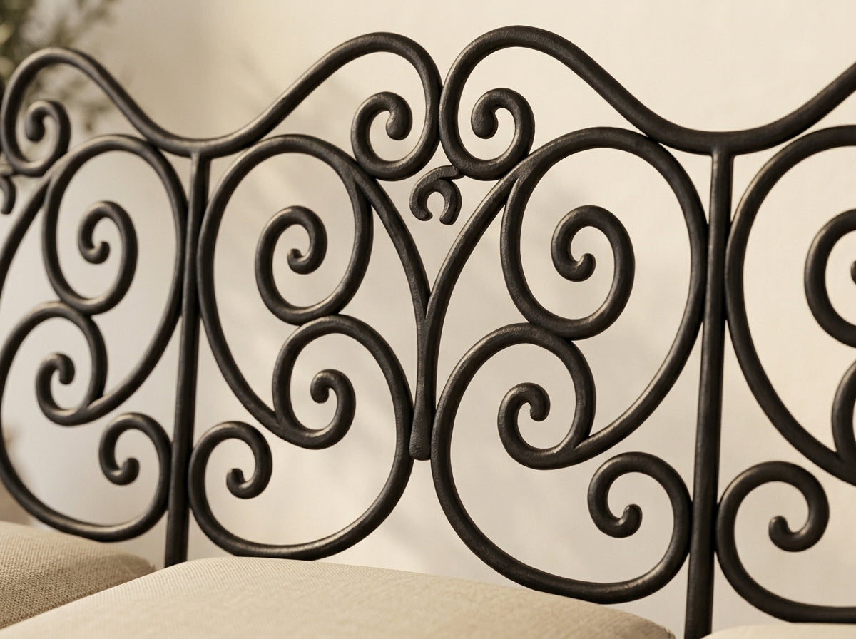 Détail des volutes en fer forgé du canapé 3 places — Mon Siège Personnalisé