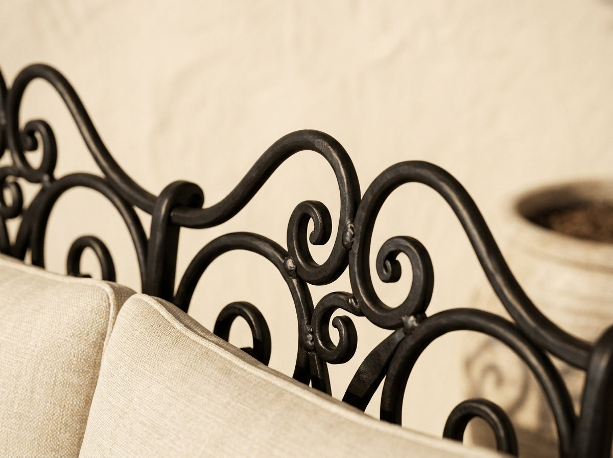 Détail des volutes en fer forgé du canapé d'angle — Mon Siège Personnalisé