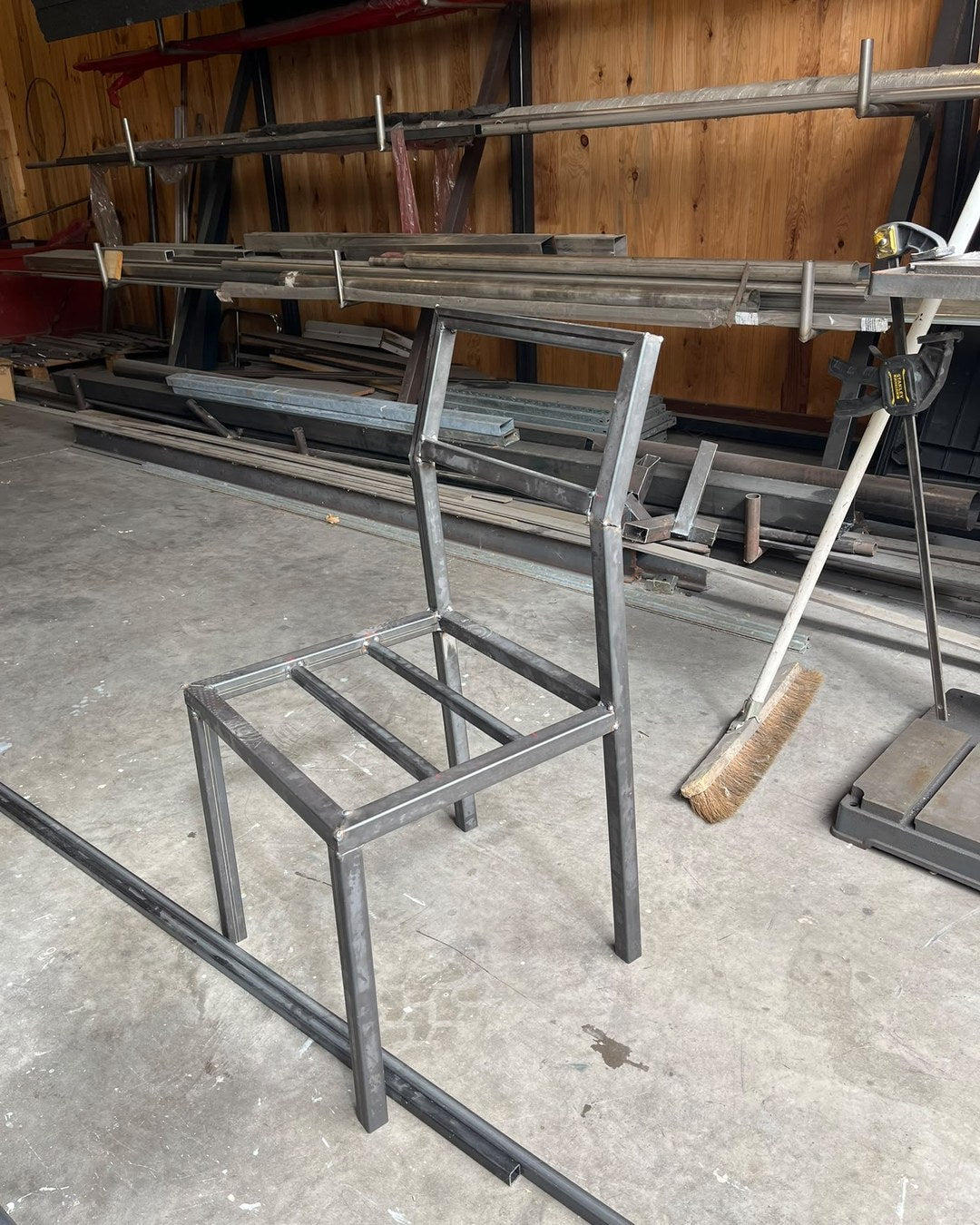 Chaise Épure en cours de fabrication à l'atelier, septembre 2026 : structure en acier soudée, avant peinture