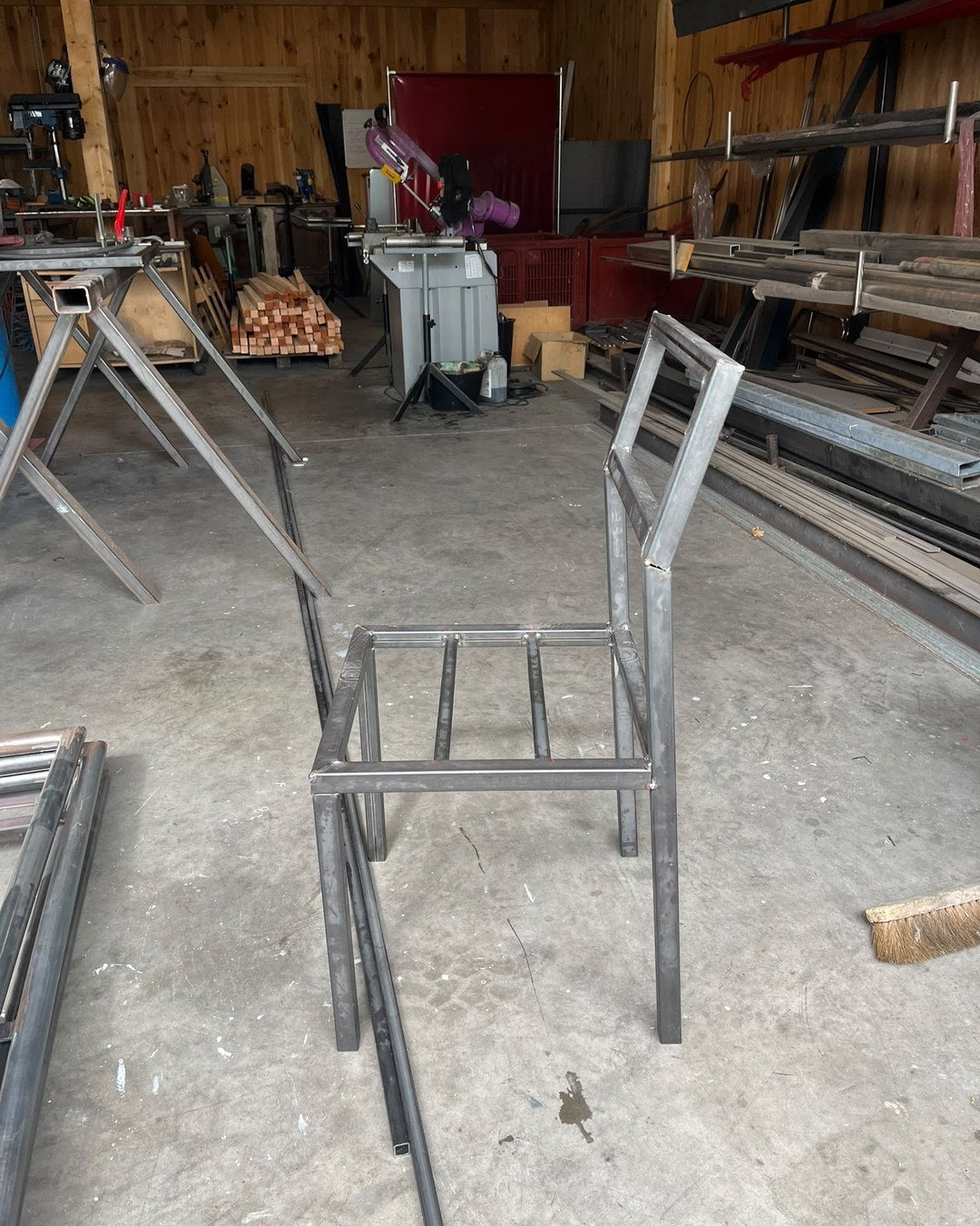 Chaise Épure en cours de fabrication à l'atelier, septembre 2026 : structure brute vue de dos