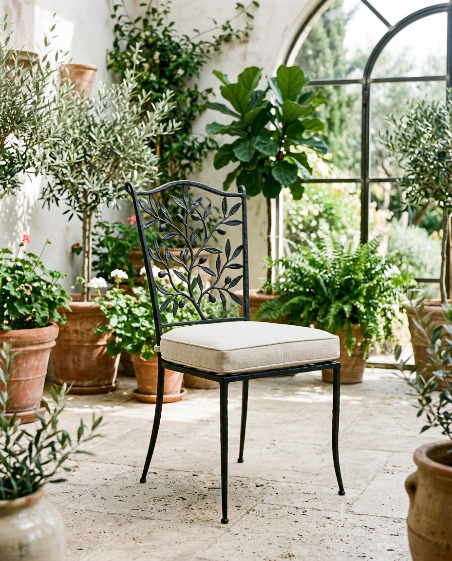 Chaise de repas Botanica, dossier forgé en feuilles d'olivier, coussin lin écru