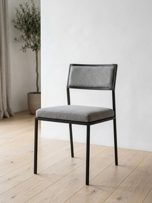 Chaise de repas Épure en acier noir mat, dossier garni et coussin d'assise en lin