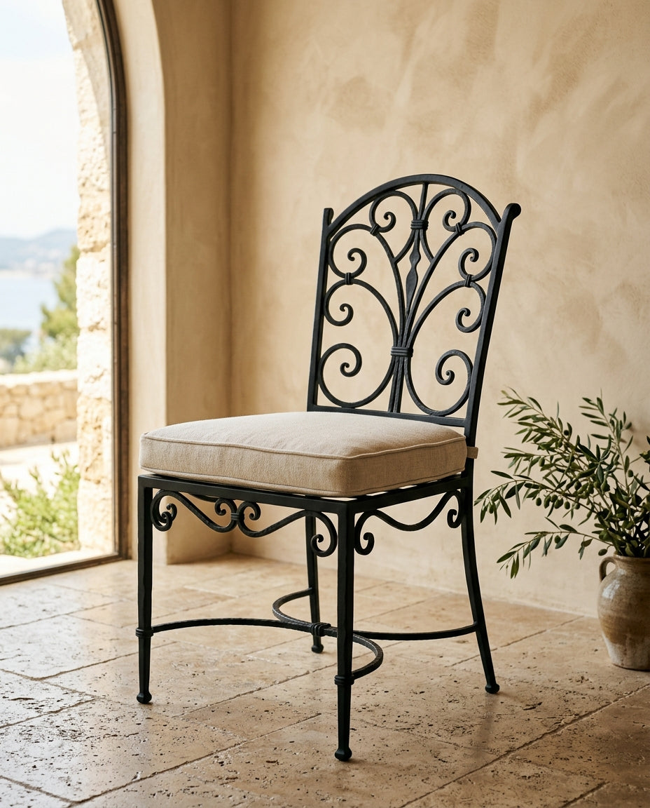 Chaise de repas Signature en fer forgé à volutes, coussin lin écru
