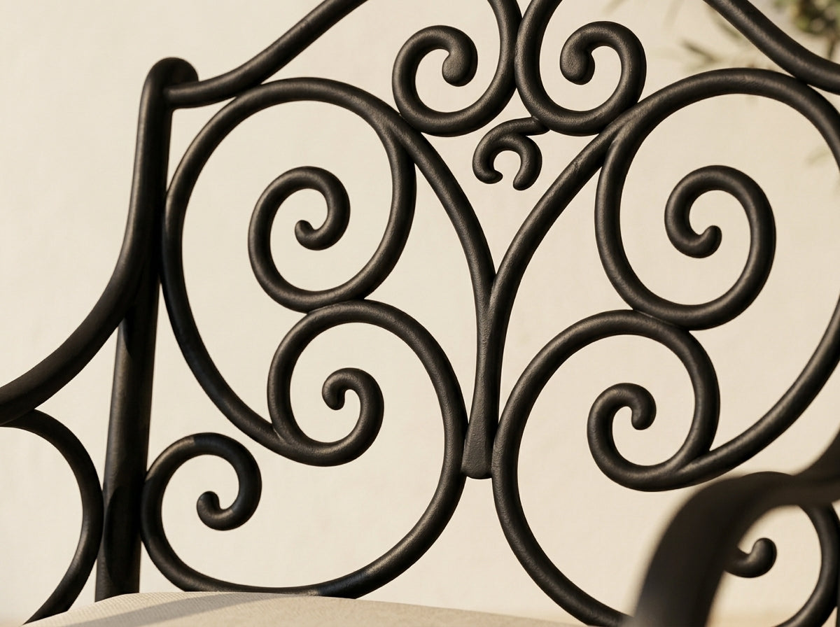 Détail des volutes en fer forgé du fauteuil — Mon Siège Personnalisé