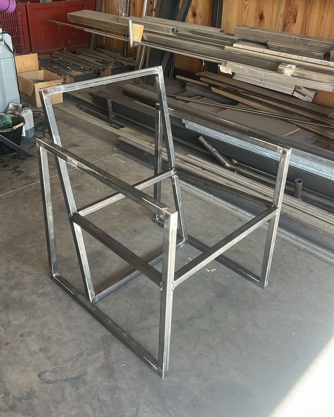 Fauteuil Épure en cours de fabrication à l'atelier, septembre 2026 : structure en acier soudée, avant finition et garnissage