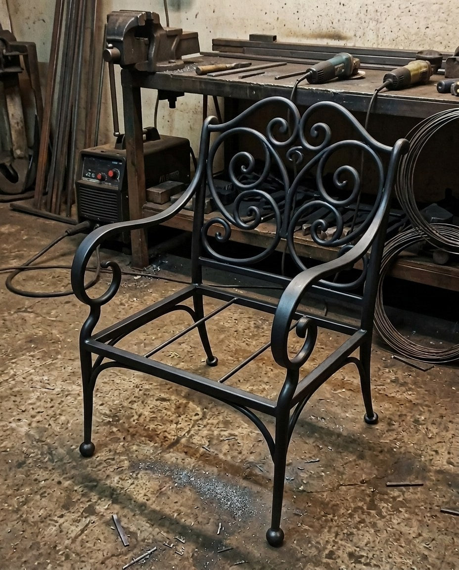 Fauteuil Signature en fer forgé sur mesure, structure assemblée à l'atelier de Sanguinet avant pose des coussins — Mon Siège Personnalisé