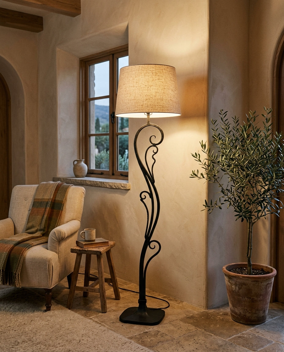 Lampadaire en fer forgé au fût galbé, abat-jour lin, coin salon méditerranéen