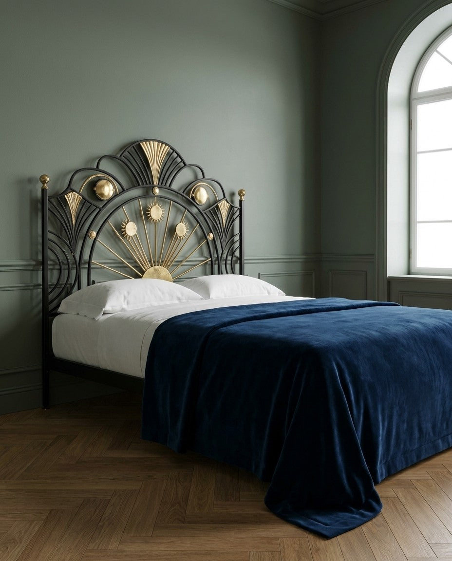 Lit Art Déco, tête de lit à éventail et rehauts dorés, chambre vert sauge et velours bleu nuit