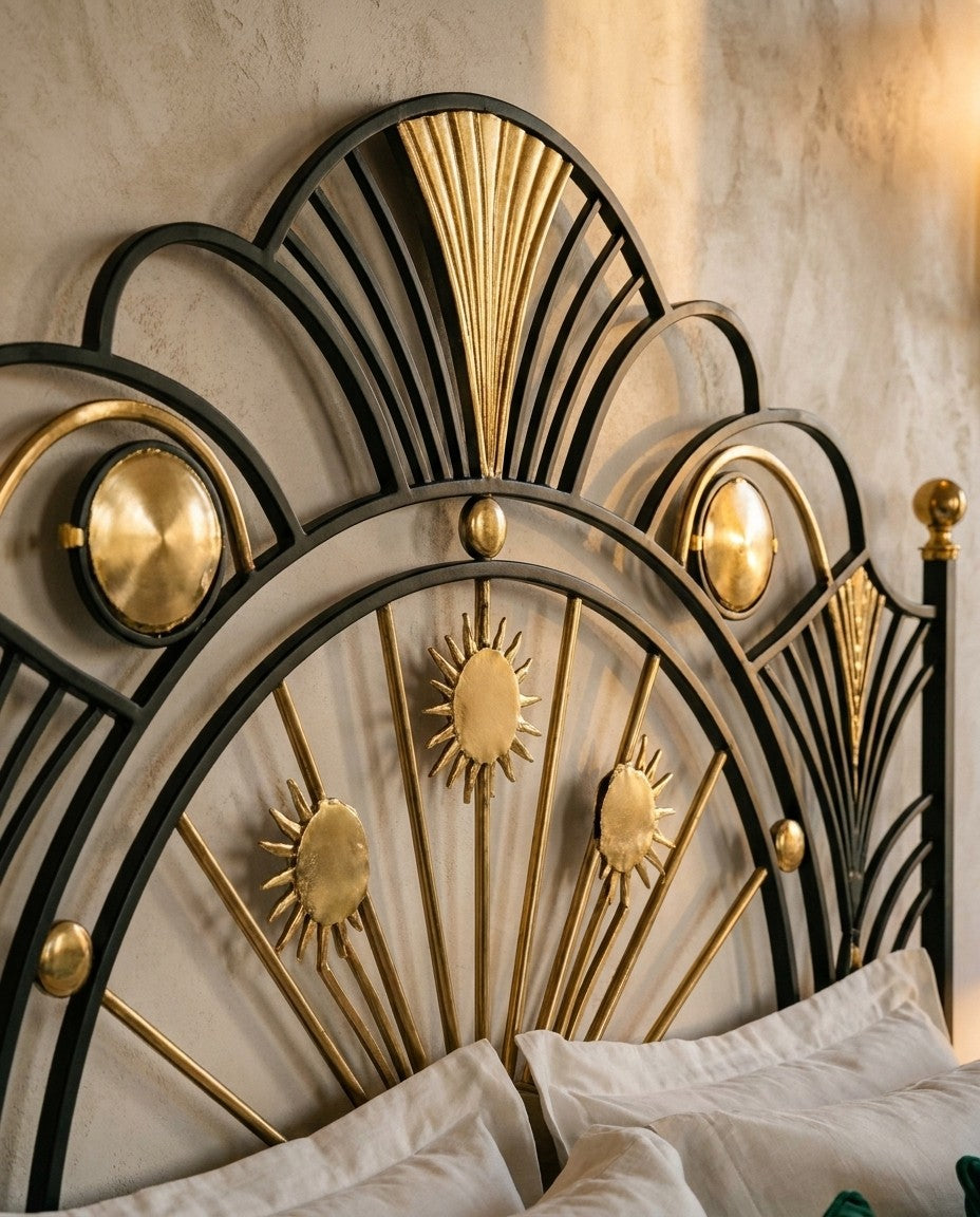 Détail de la tête de lit Art Déco : arches noires, éventail et soleils dorés