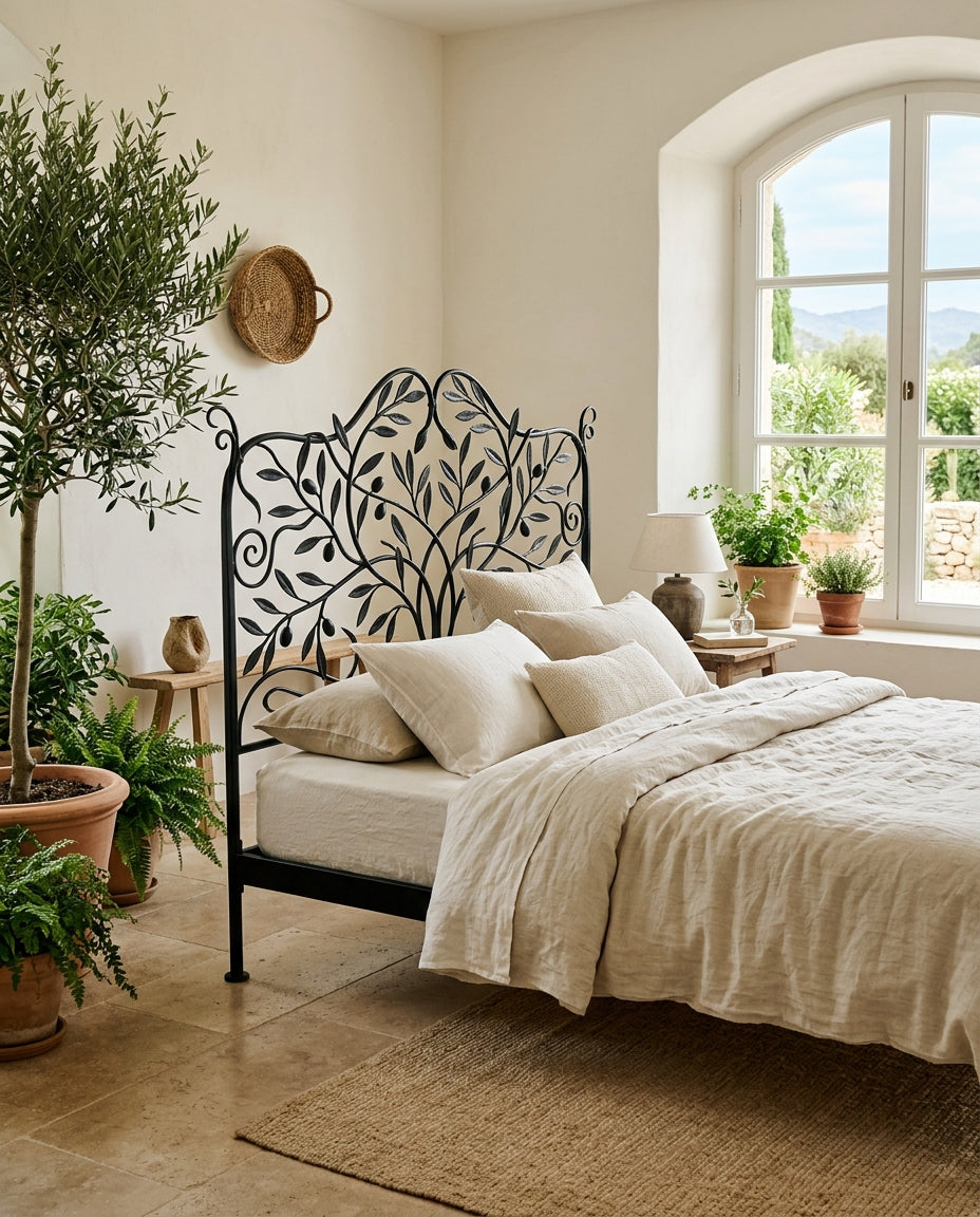 Lit Botanica, tête de lit forgée en branches et feuilles d'olivier, linge écru