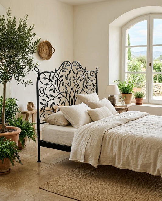 Lit Botanica, tête de lit forgée en branches et feuilles d'olivier, linge écru