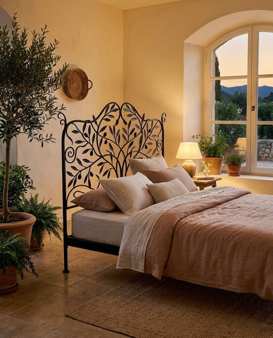Lit Botanica, tête de lit en branches d'olivier forgées, chambre provençale au crépuscule