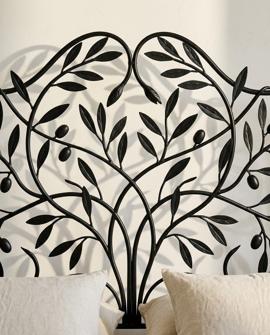 Détail de la tête de lit Botanica : feuilles et olives en fer forgé noir mat