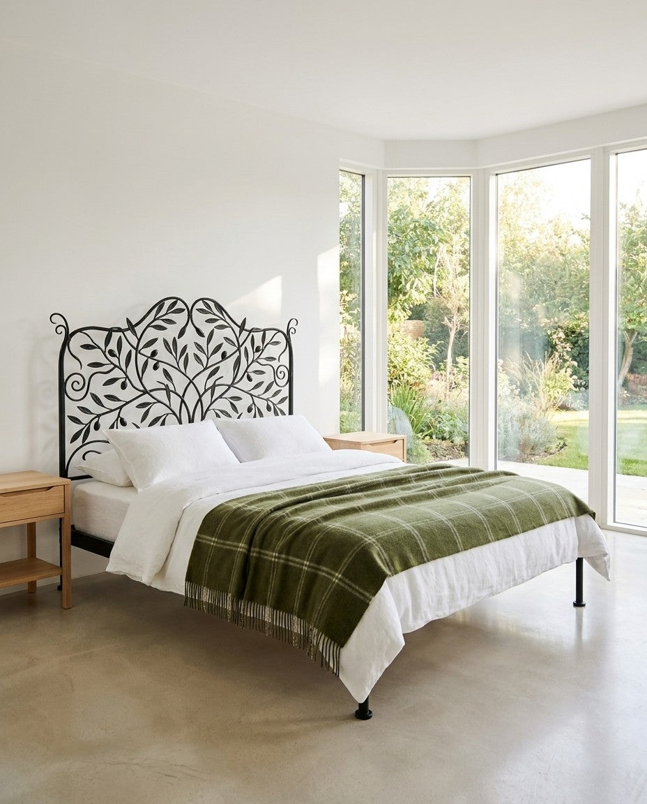 Lit Botanica dans une chambre lumineuse ouverte sur le jardin