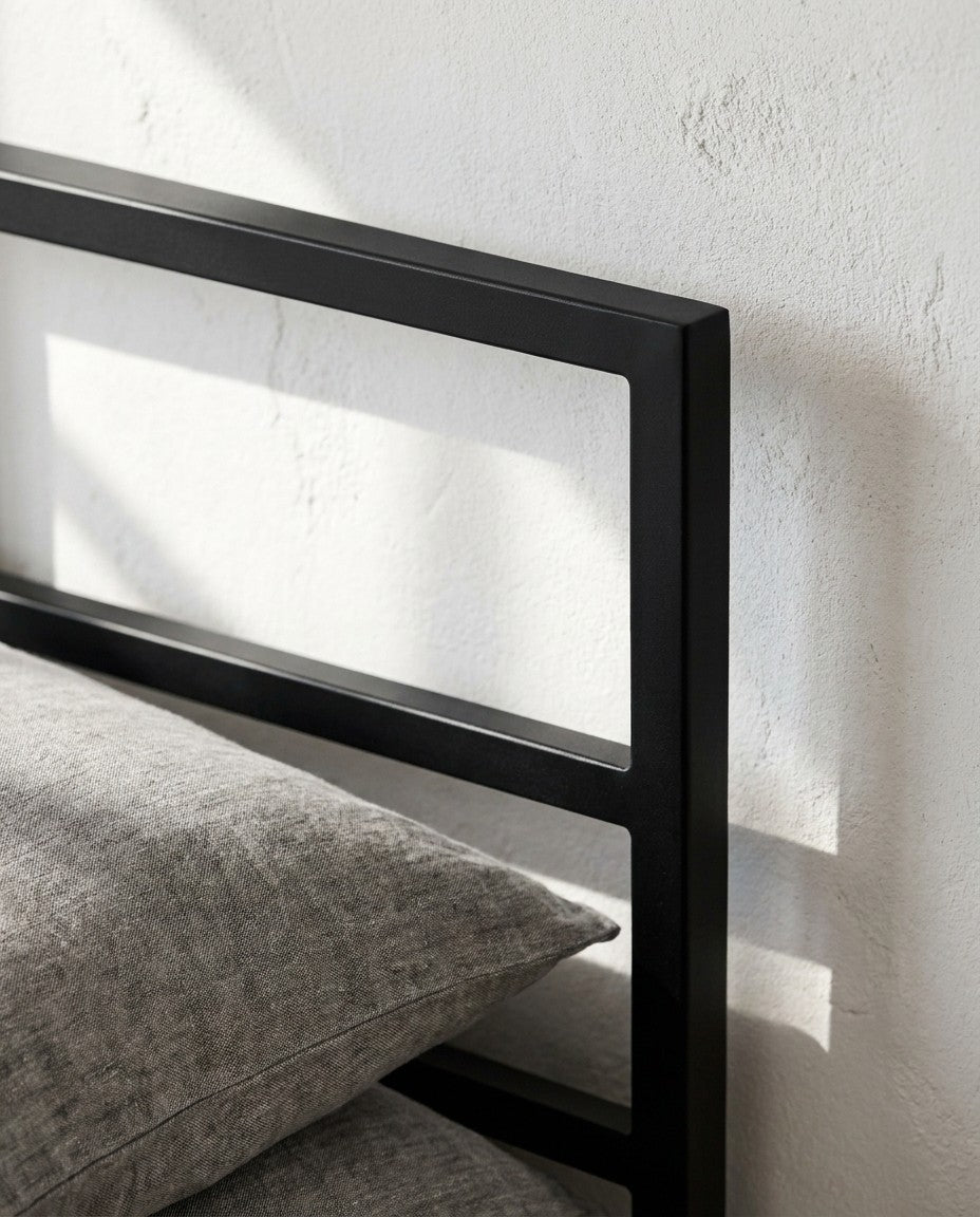Détail de l'angle de la tête de lit Épure, tube carré noir mat