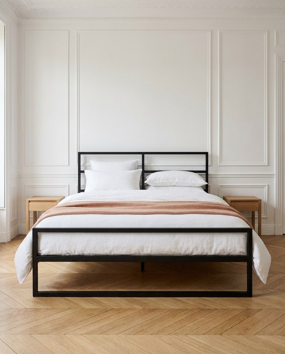 Lit Épure vu de face, chambre à moulures et parquet en point de Hongrie