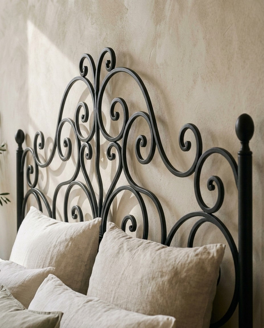 Détail de la tête de lit Signature, volutes en fer forgé noir mat