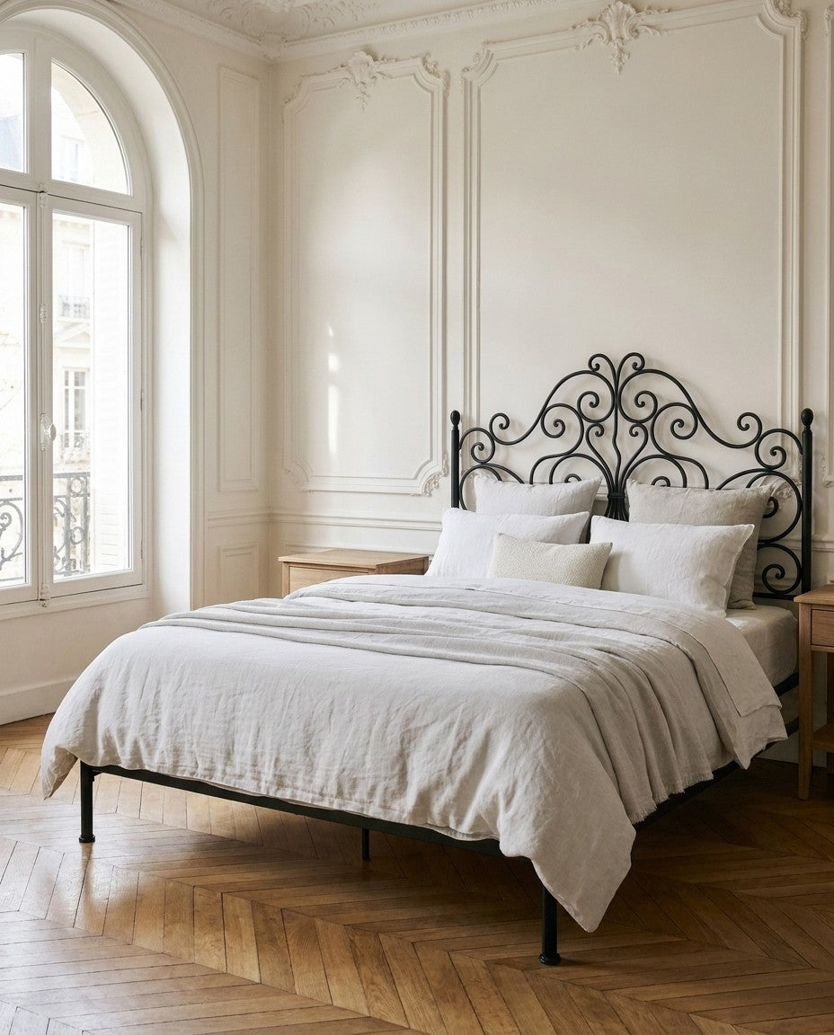 Lit Signature en fer forgé vu de face, chambre à moulures et parquet en point de Hongrie