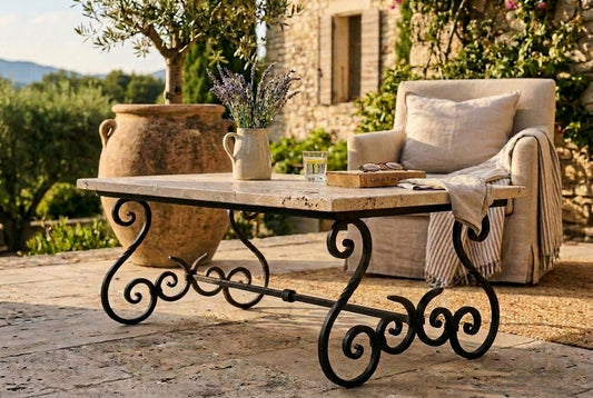 Table basse en fer forgé à volutes, plateau travertin, sur une terrasse méditerranéenne — Mon Siège Personnalisé