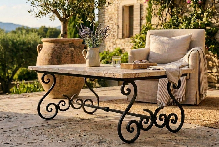 Table basse Volutes — travertin & fer forgé